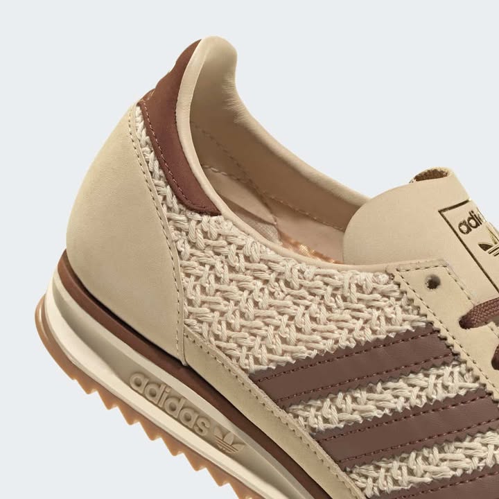 לצפייה במוצר CROCS ECHO CLOG IN OFF WHITE