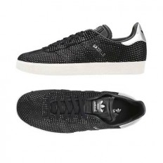לצפייה במוצר  נעלי Adidas Gazelle – שחור עם נקודות לבנות ודיטייל כסף